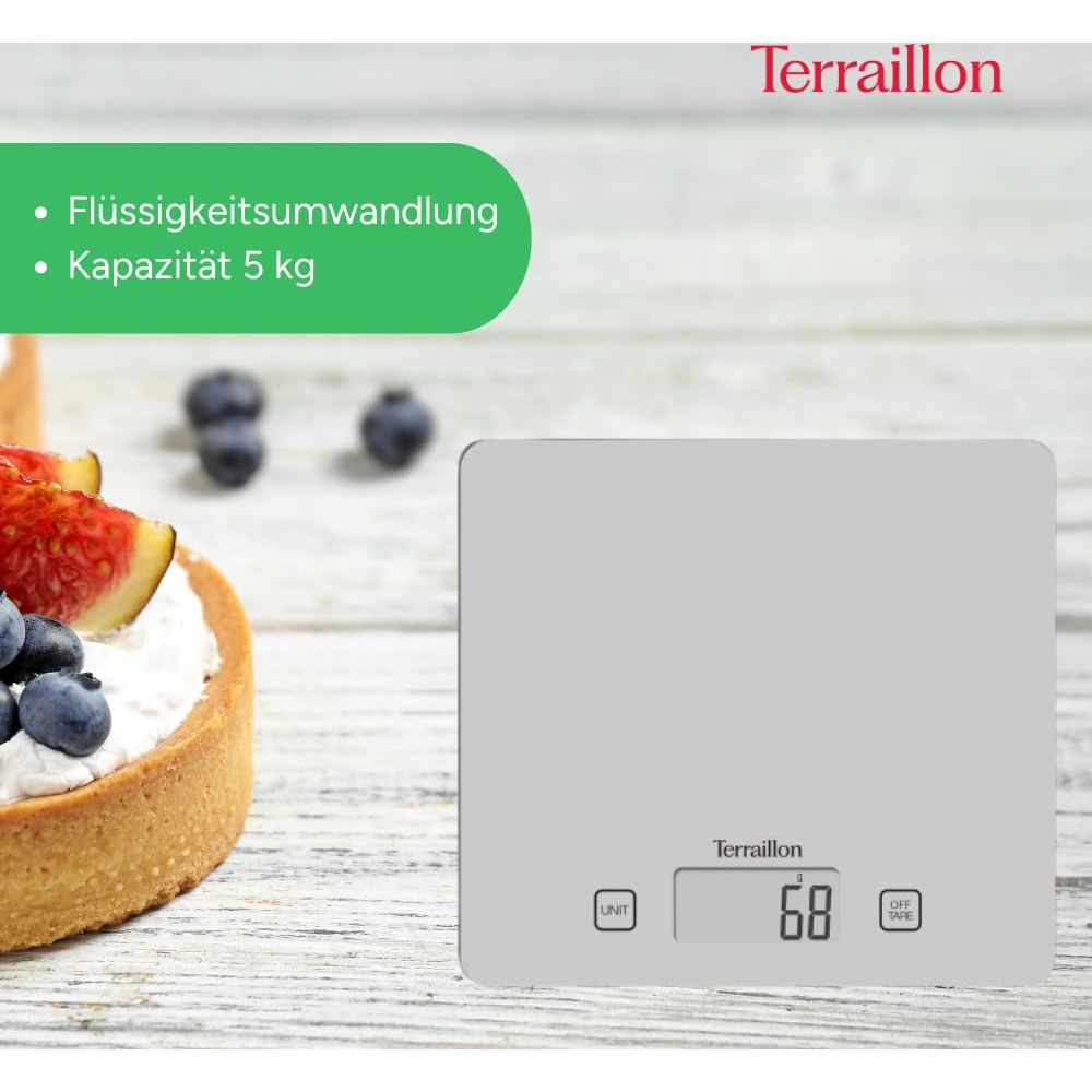 Bilancia da cucina grigia con display digitale accanto a una crostata di frutta.