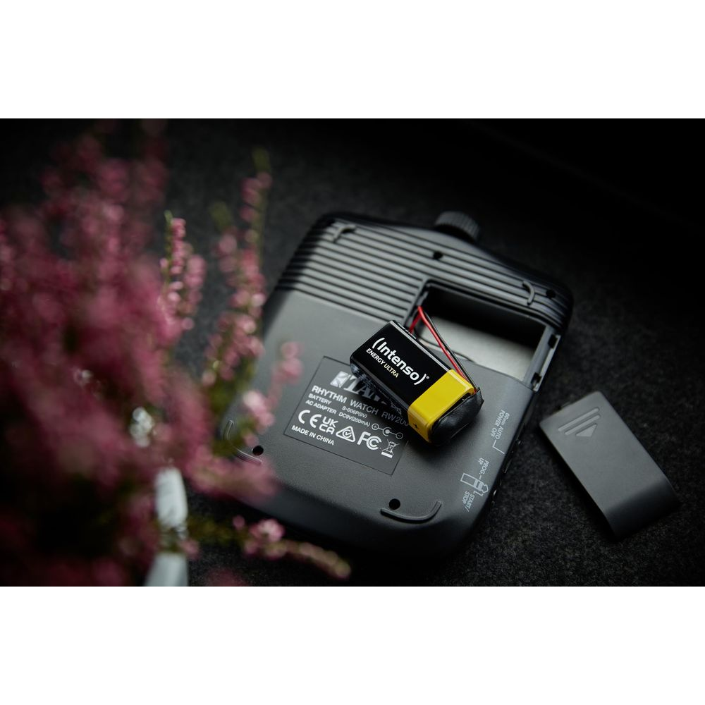 Bateria 9V z przewodami jest podłączona do czarnego urządzenia z etykietami.