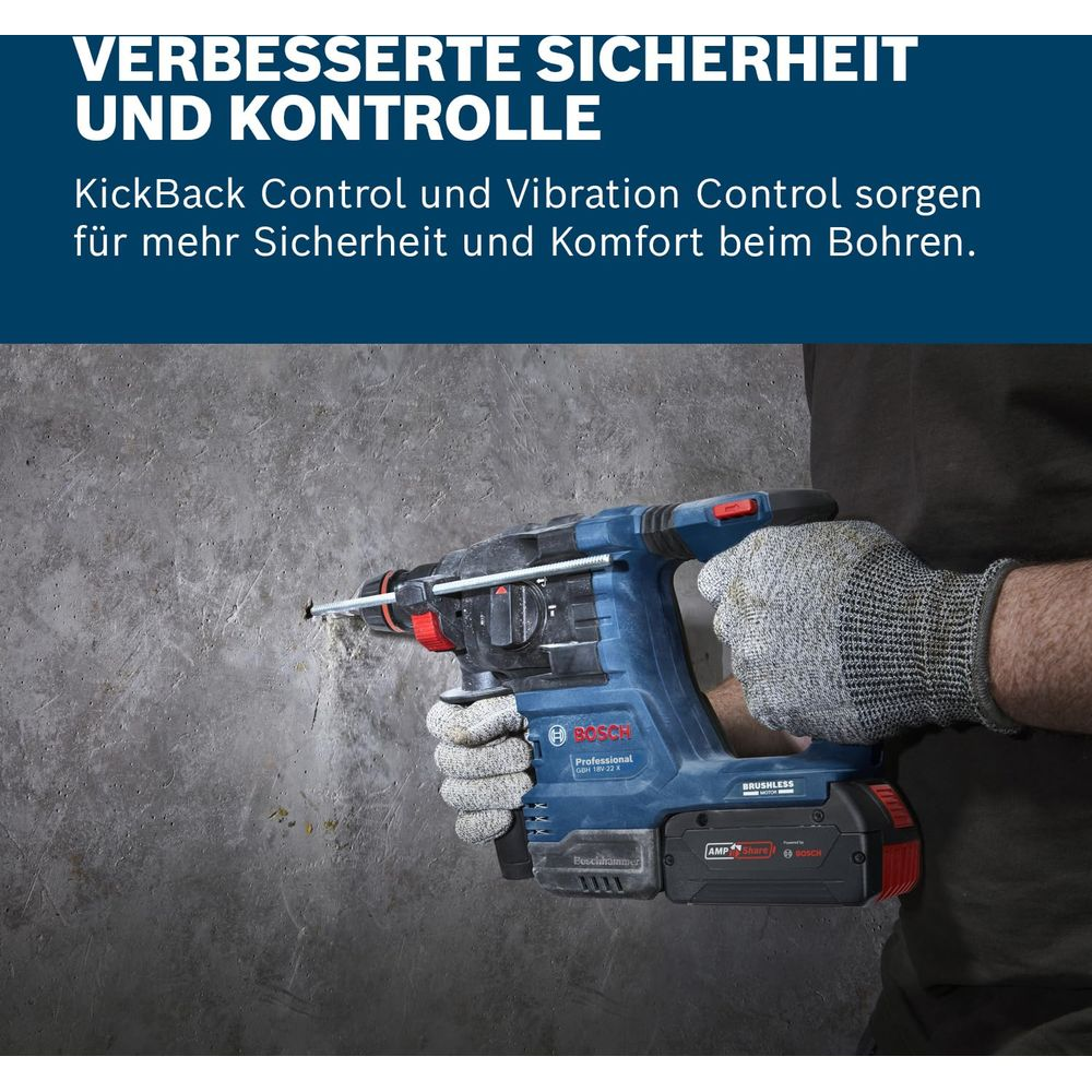 Blaue Bosch Bohrmaschine mit Akku wird von einer Person mit grauem Handschuh bedient.