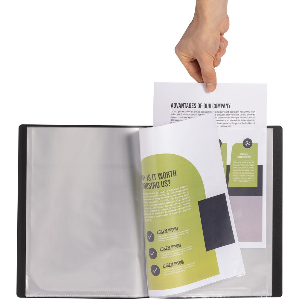 Ręka wkłada dokument do czarnego segregatora z przezroczystymi koszulkami.