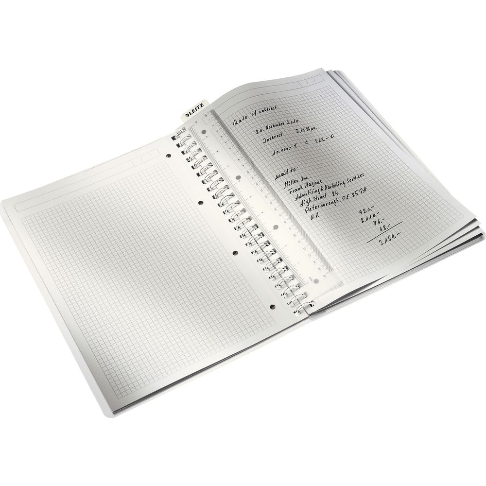 Notes z papierem w kratkę i przezroczystą linijką. Widoczne są odręczne notatki.