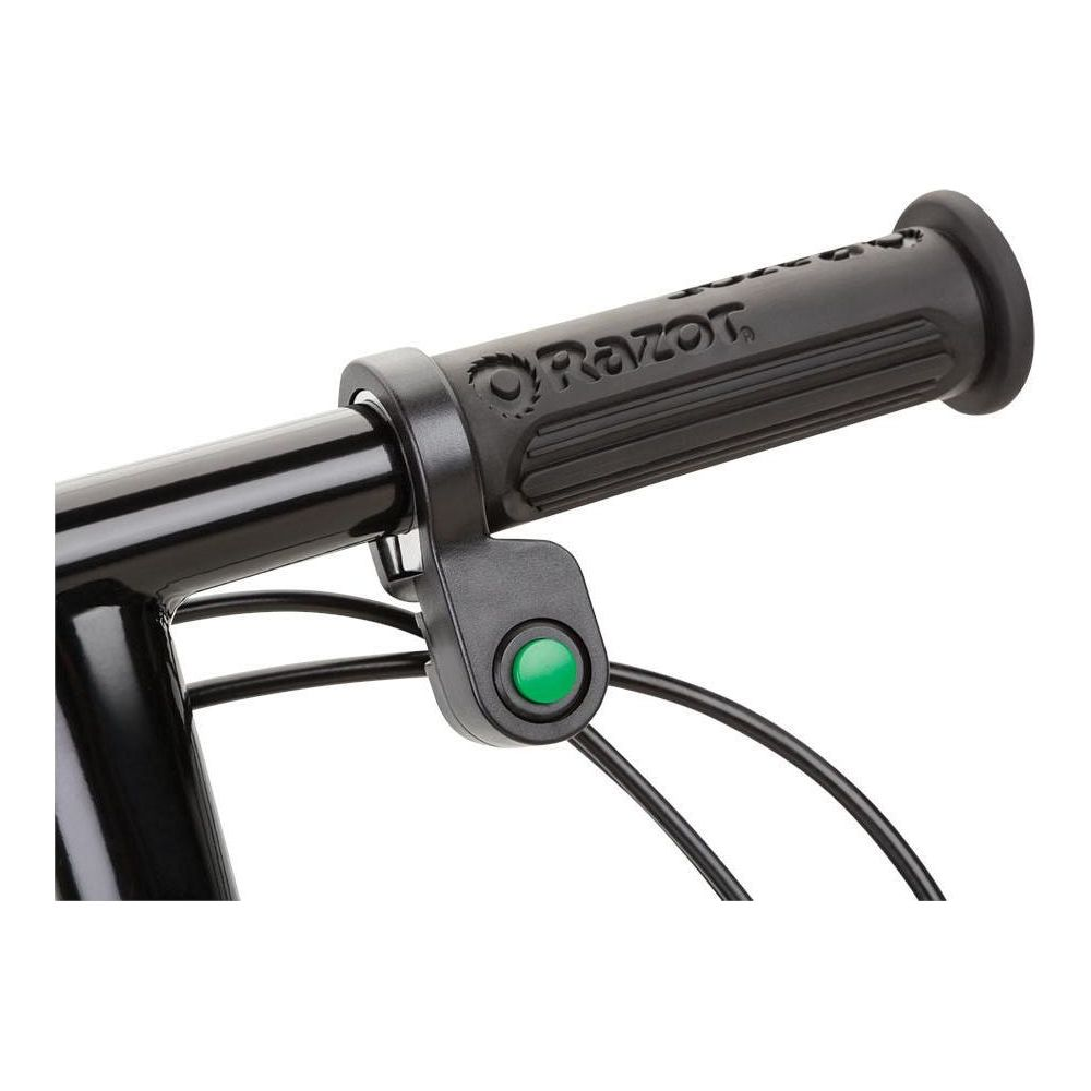 Zbliżenie czarnej kierownicy z zielonym przyciskiem i logo Razor.
