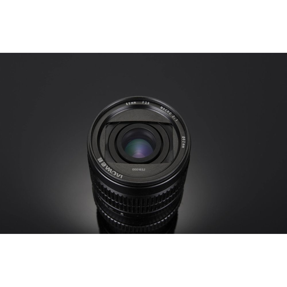 Un objetivo macro de 60mm f/2.8 con rosca de filtro de 52mm sobre fondo negro.