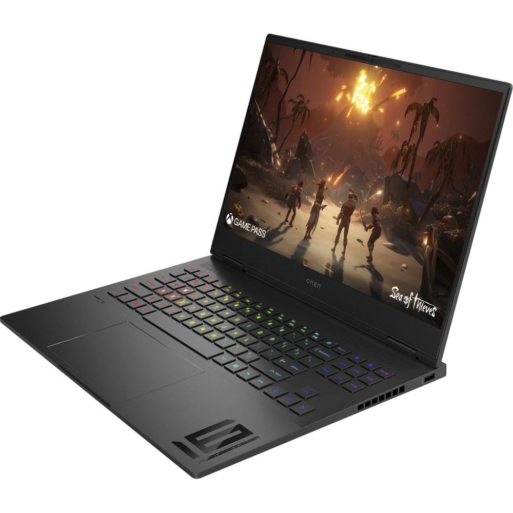 Laptop nero con tastiera illuminata mostra un gioco con pirati ed esplosioni.