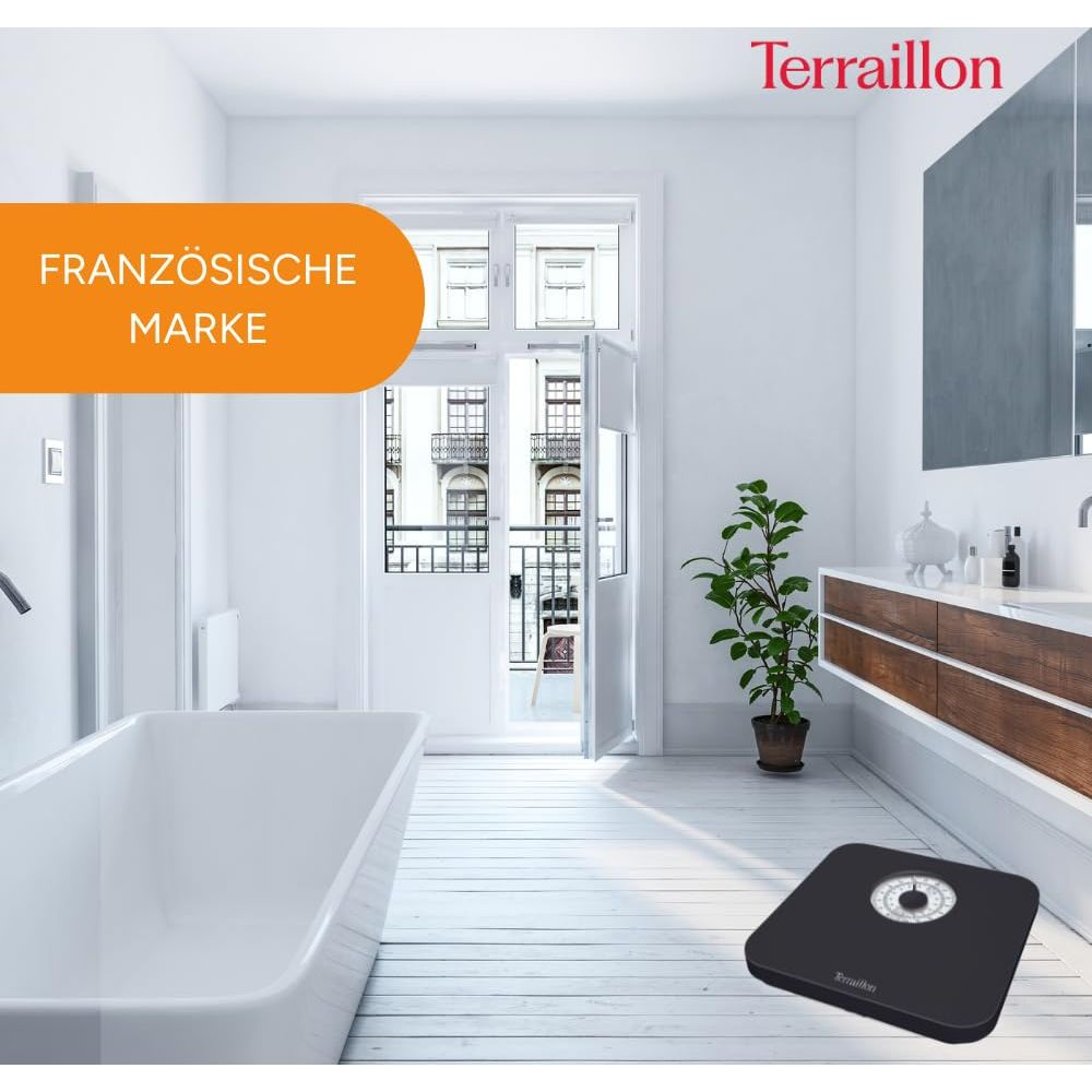 Nowoczesna łazienka z wolnostojącą wanną, wagą i rośliną.