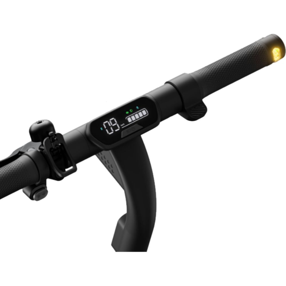 Nahaufnahme des Lenkers eines schwarzen Elektrorollers mit Display und Licht.