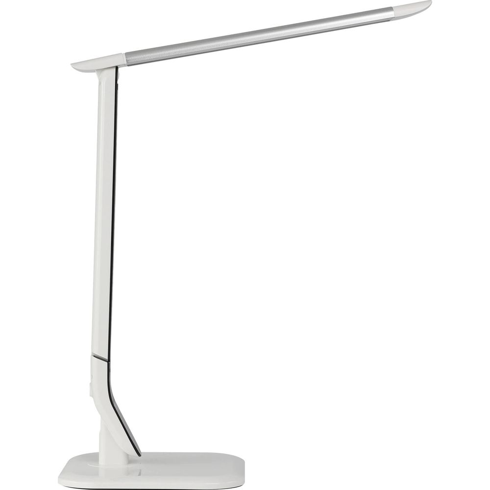 Une lampe de bureau blanche avec un bras argenté sur fond blanc.