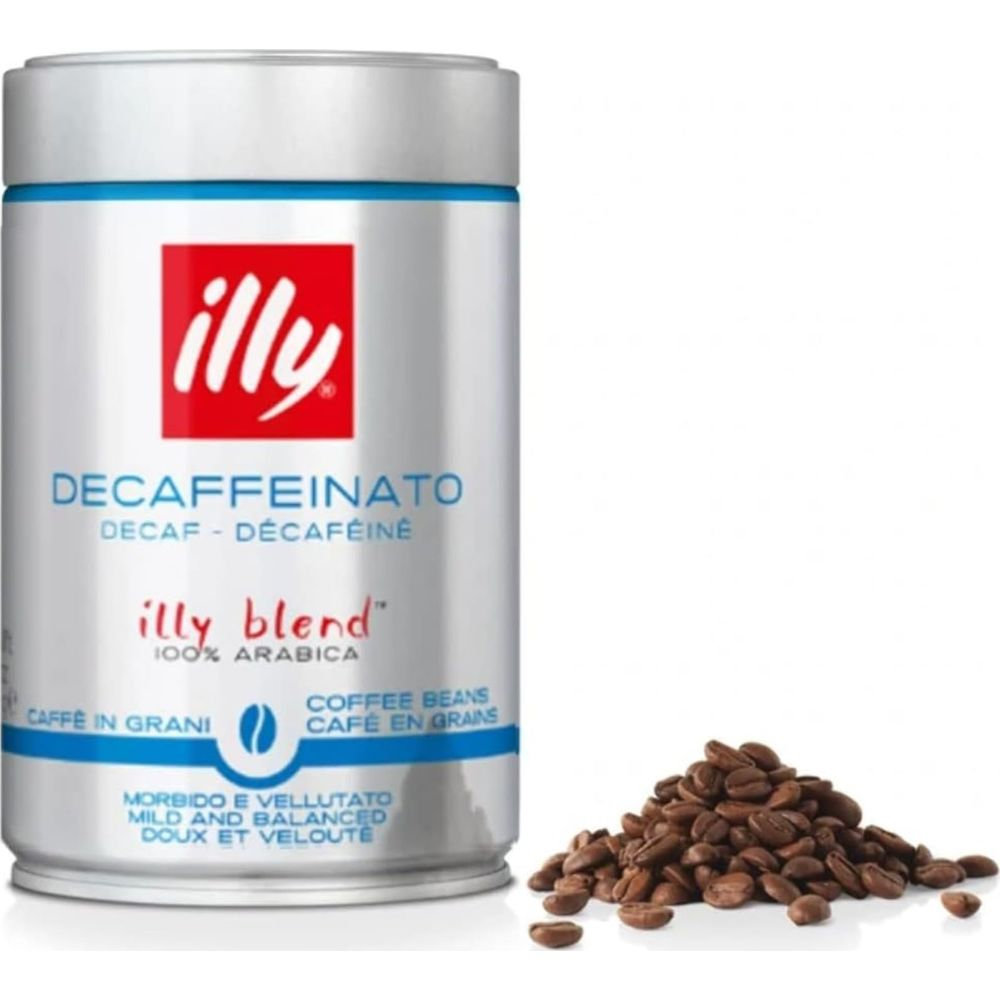 Lattina di caffè Illy Decaffeinato con chicchi di Arabica accanto.