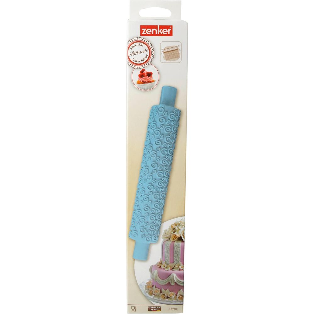 Ein blauer Prägeroller mit Spiralmuster auf der Verpackung einer Patisserie.