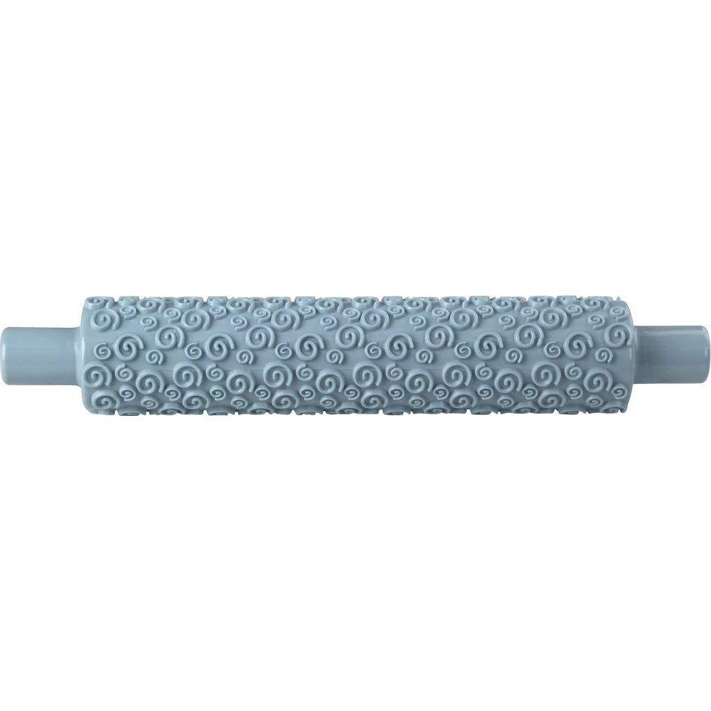 Ein hellblauer Teigroller mit Spiralmuster.