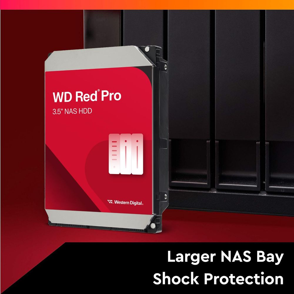 WD Red Pro 3.5" NAS HDD w czarnym gnieździe napędu.