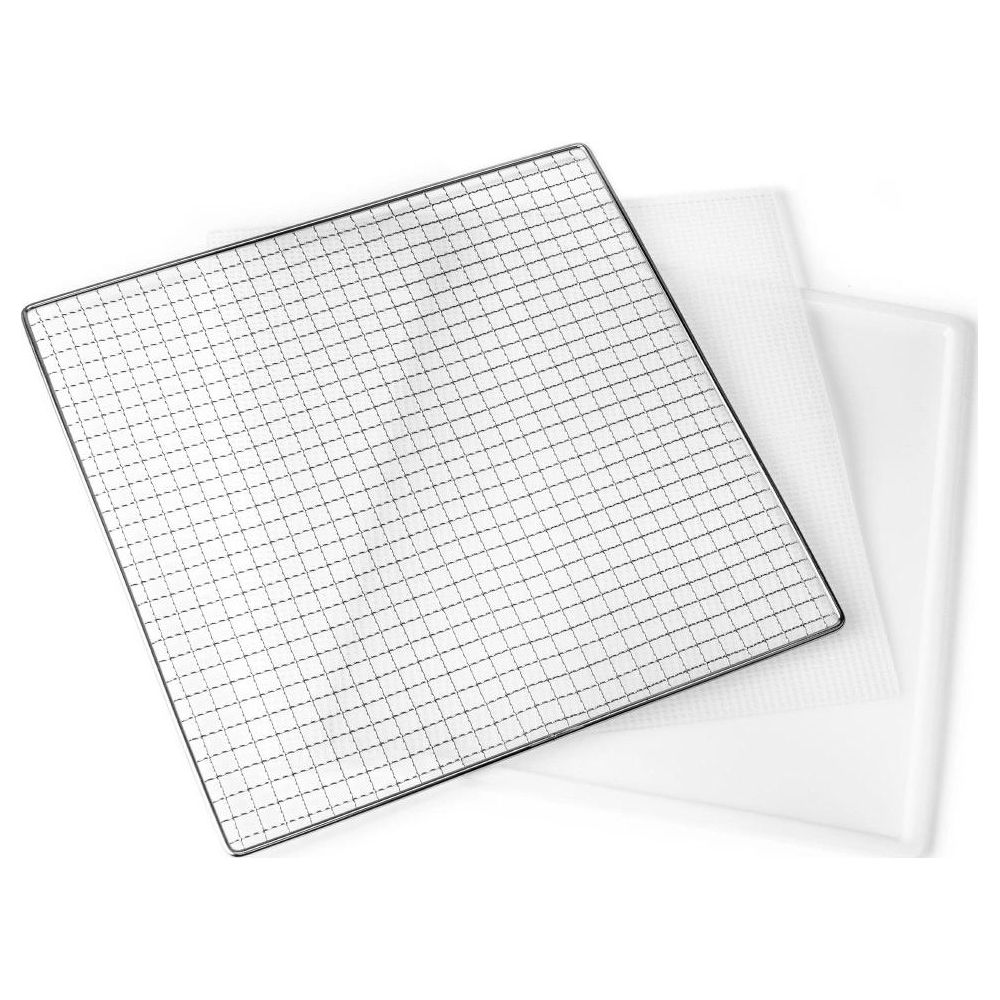 Une grille métallique rectangulaire repose sur un tissu blanc.