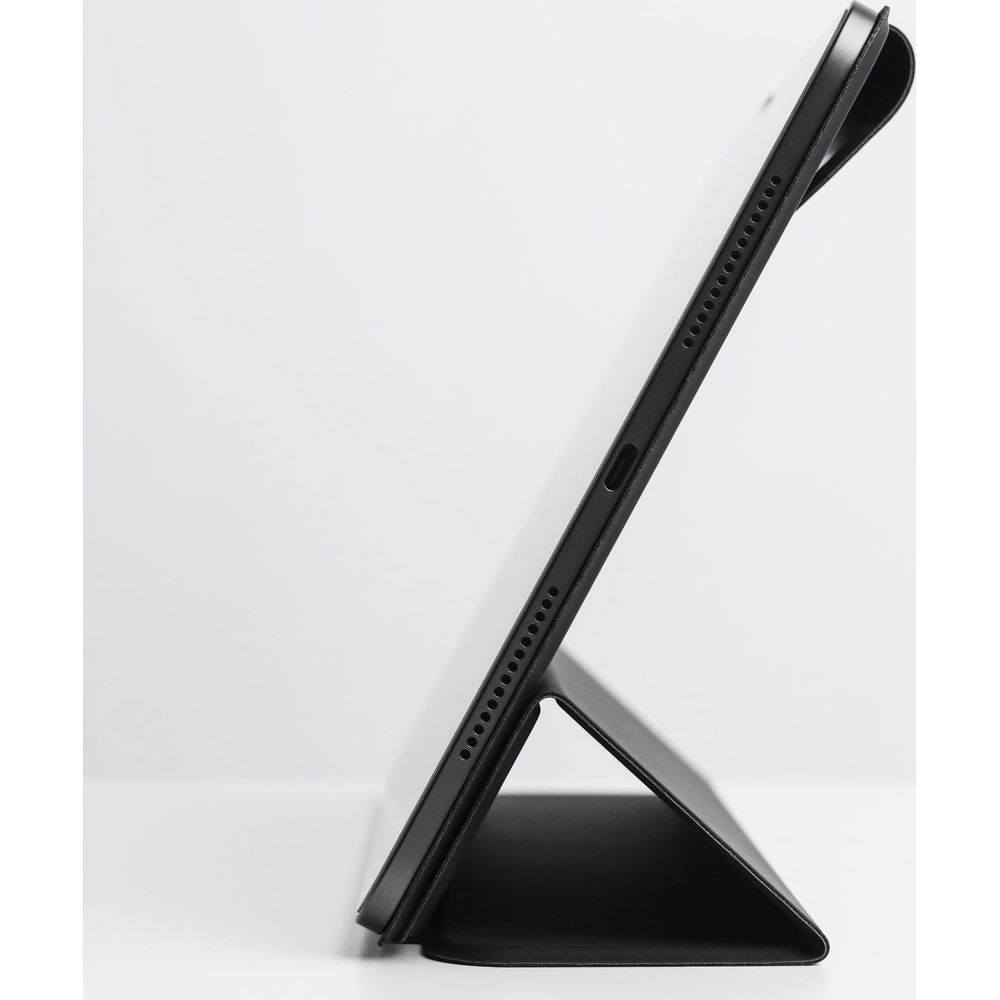 Un tablet nero con supporto su sfondo bianco.