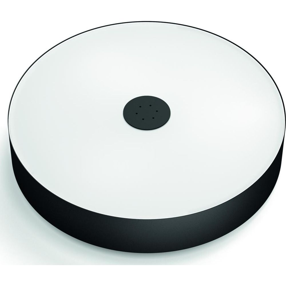 Okrągła, biała lampa sufitowa z czarną obwódką i czarnym środkiem z sześcioma małymi otworami.