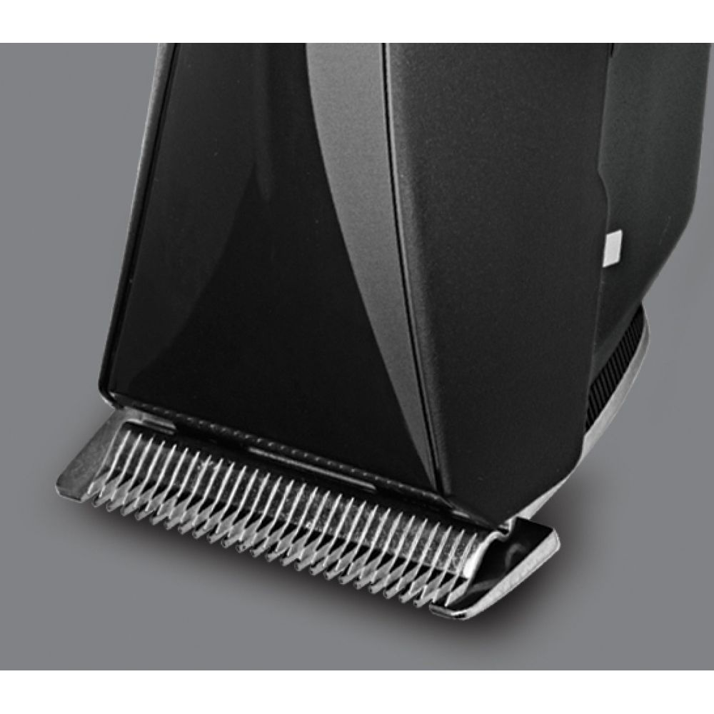 Primo piano di un tagliacapelli nero con lama argentata.