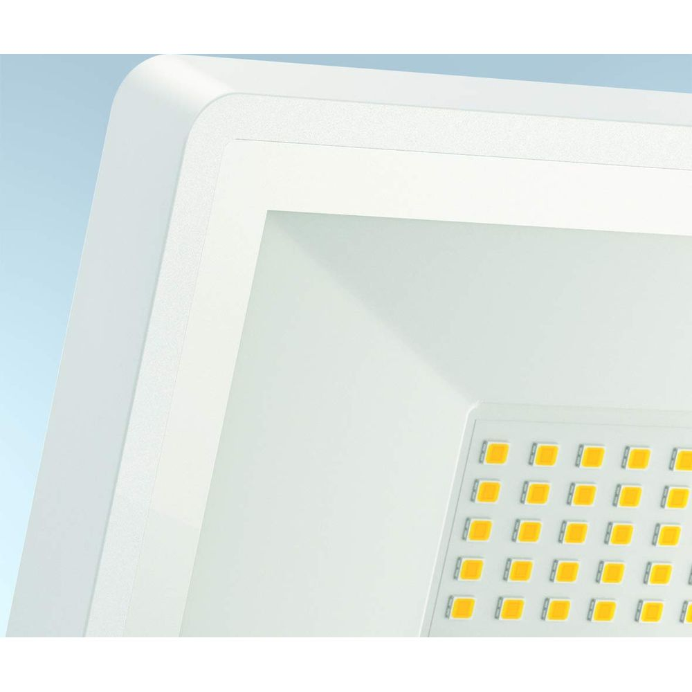 Weißes LED-Flutlicht mit sichtbaren gelben LEDs in Reihen.