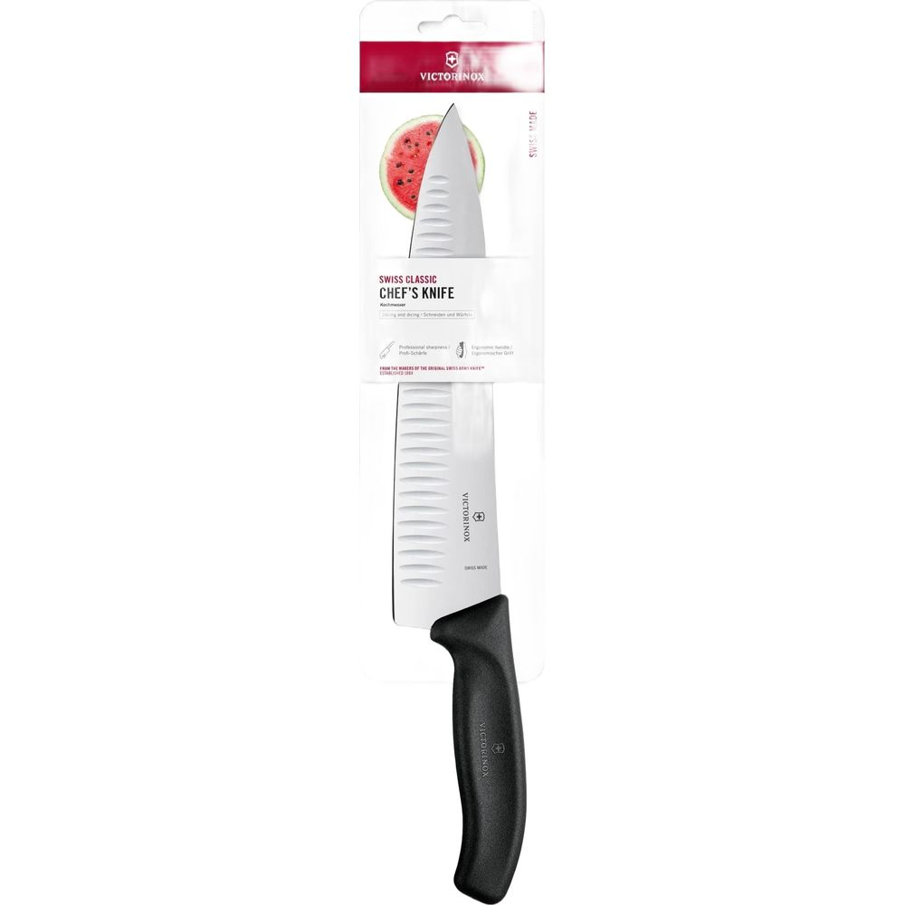 Ein weißes Victorinox Kochmesser mit schwarzem Griff ist mit einer Wassermelonenscheibe verpackt.