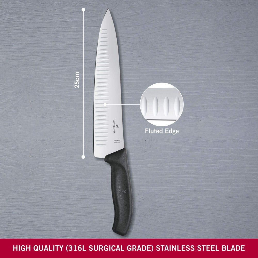 Ein 25 cm langes Kochmesser mit schwarzem Griff und gezackter Klinge.