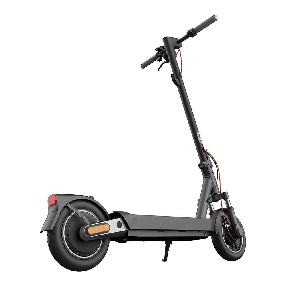 Ein grauer Elektroroller mit schwarzen Griffen und roten Akzenten steht auf weißem Grund.