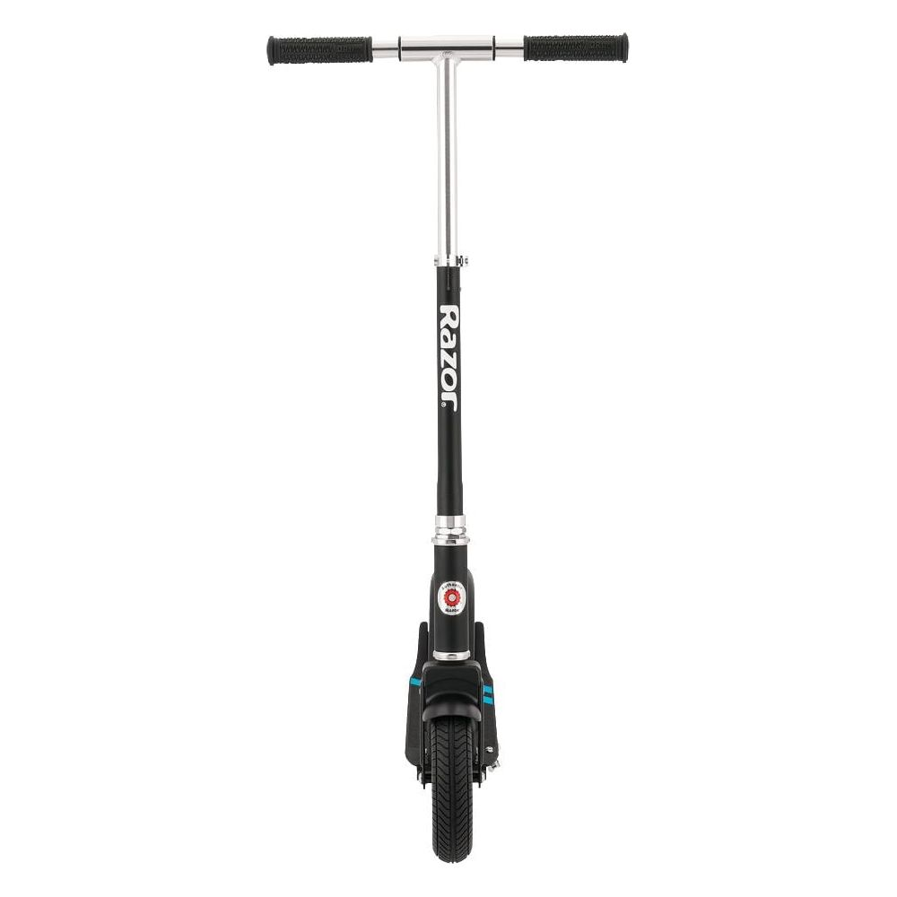 Un scooter Razor noir avec guidon argenté, vu de face.