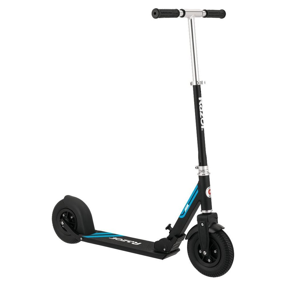 Un scooter noir avec des accents bleus, sur fond blanc.