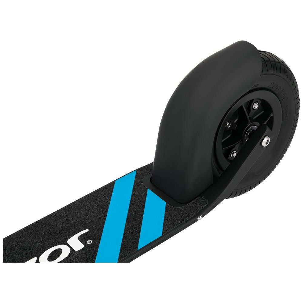 Gros plan d'un scooter avec roue noire, garde-boue et plateau à rayures bleues.