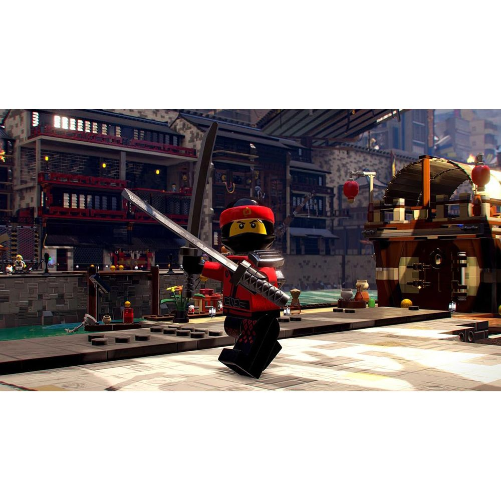 Un ninja Lego rouge tenant une épée se tient devant des bâtiments et un navire.