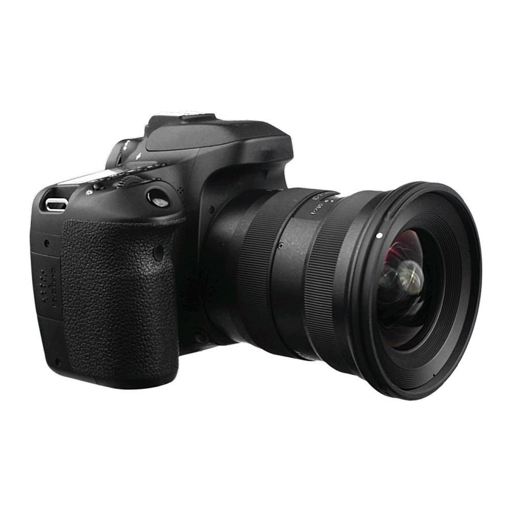 Czarny aparat DSLR z obiektywem szerokokątnym pokazany na białym tle.