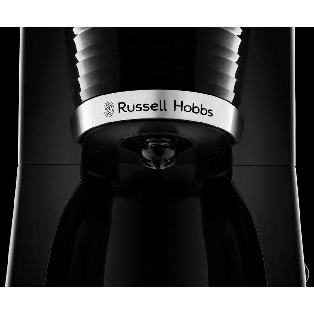 Russell Hobbs logolu siyah kahve makinesinin yakın çekimi.