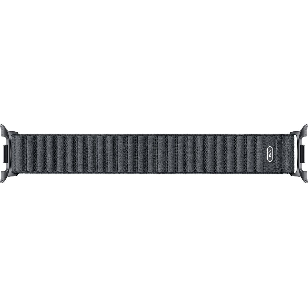 Ein dunkles, geripptes Armband mit S/M-Markierung.