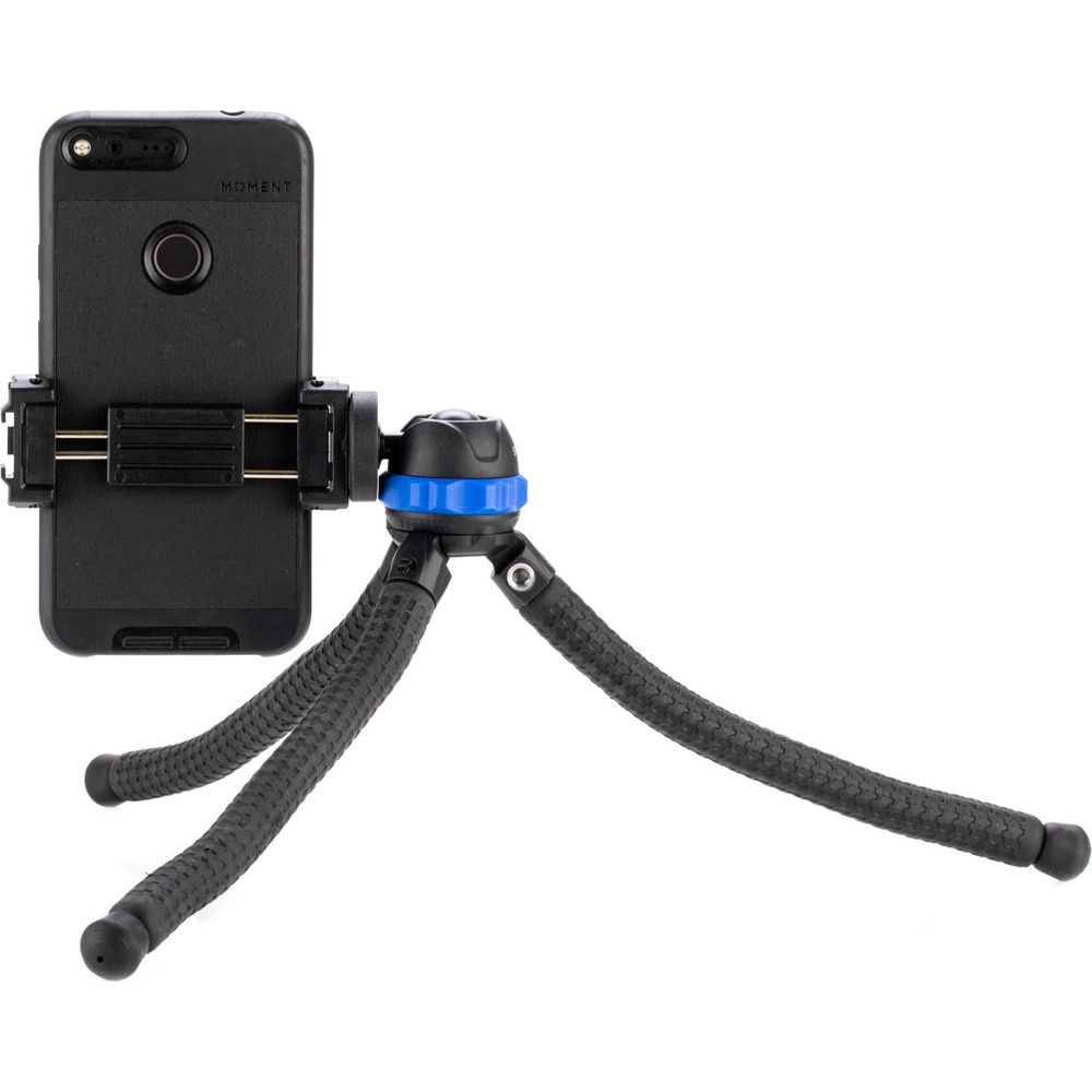 Un smartphone noir est attaché à un trépied flexible à trois bras.