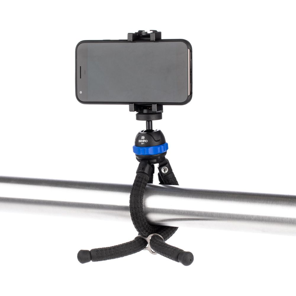 Un trépied flexible avec un smartphone, attaché à un tuyau.