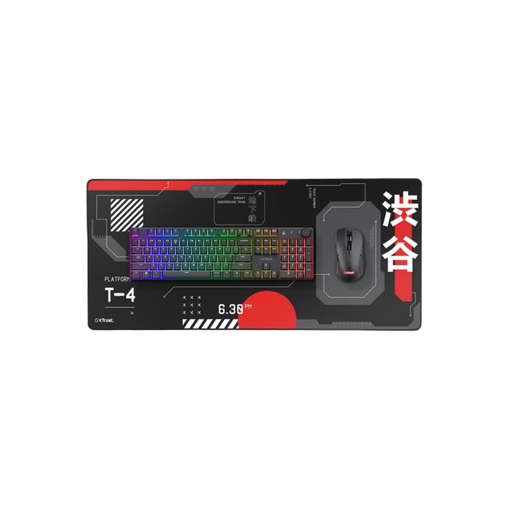 Un mouse e una tastiera da gioco su un tappetino nero con caratteri giapponesi.