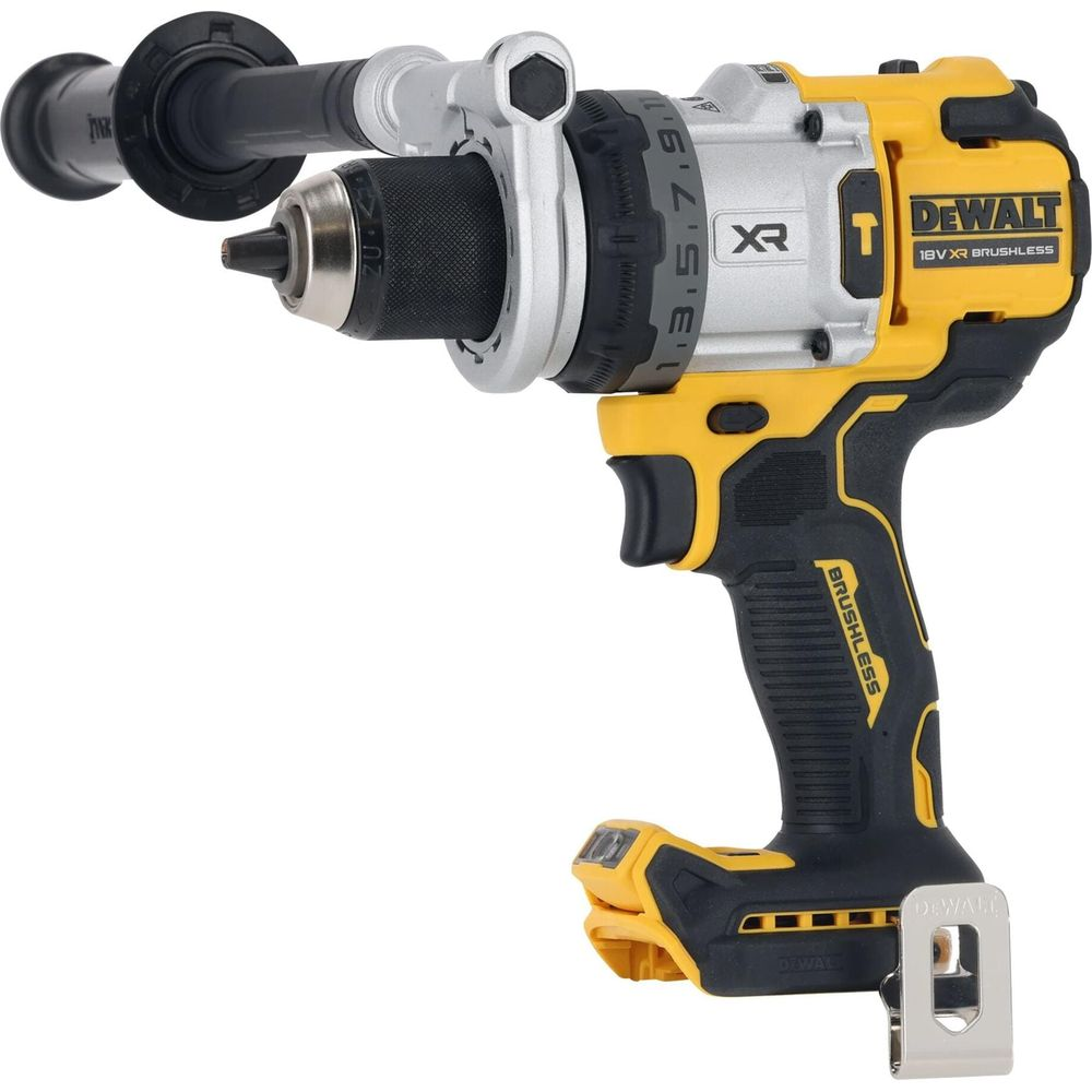 Ein gelber und schwarzer DeWalt Bohrer mit Zusatzgriff, auf weißem Hintergrund.