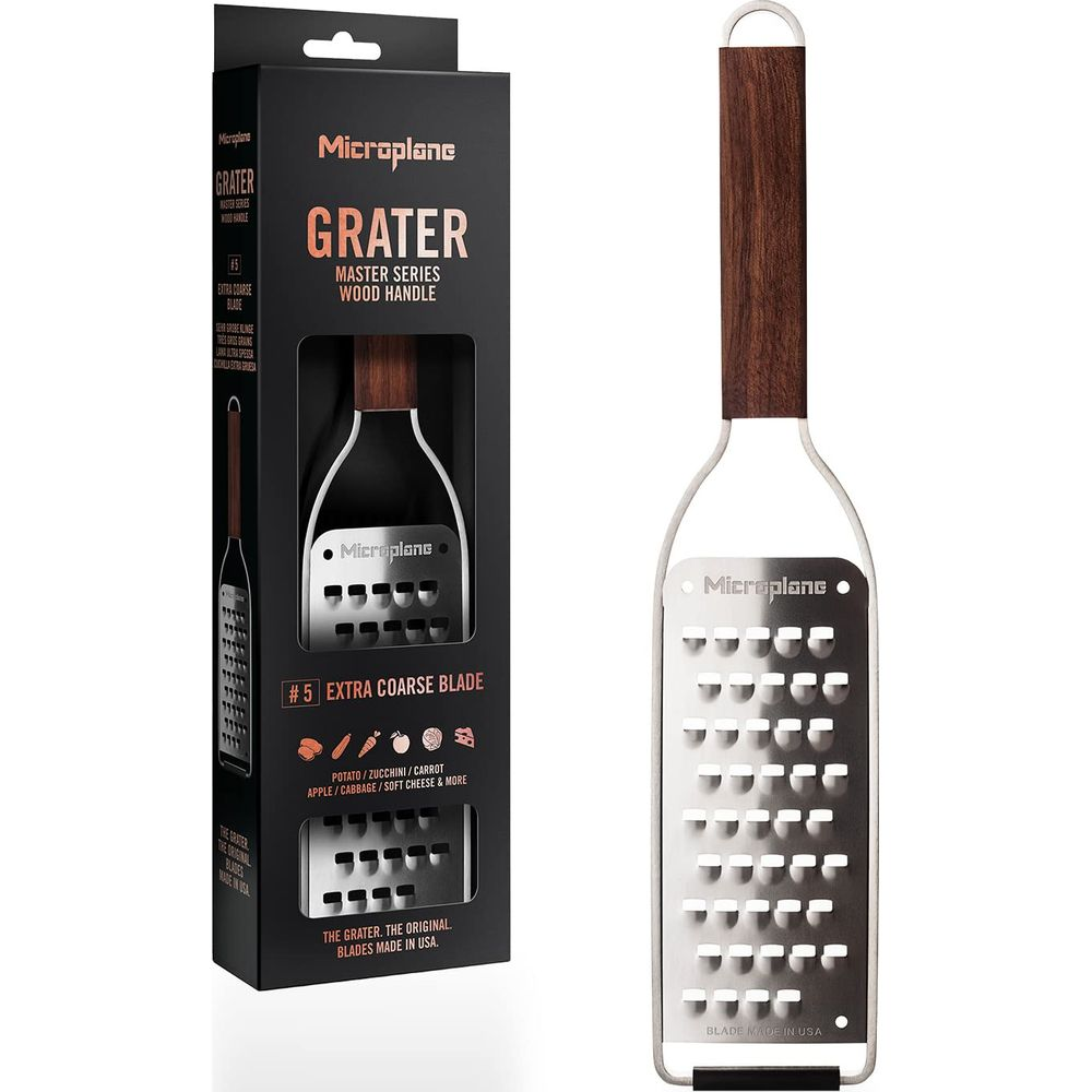 Microplane Grater mit Holzgriff und extra grober Klinge. Verpackung und Grater.