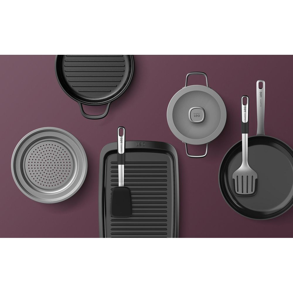 Grillpfannen, Kochtopf, Pfanne und Küchenutensilien auf lila Hintergrund.