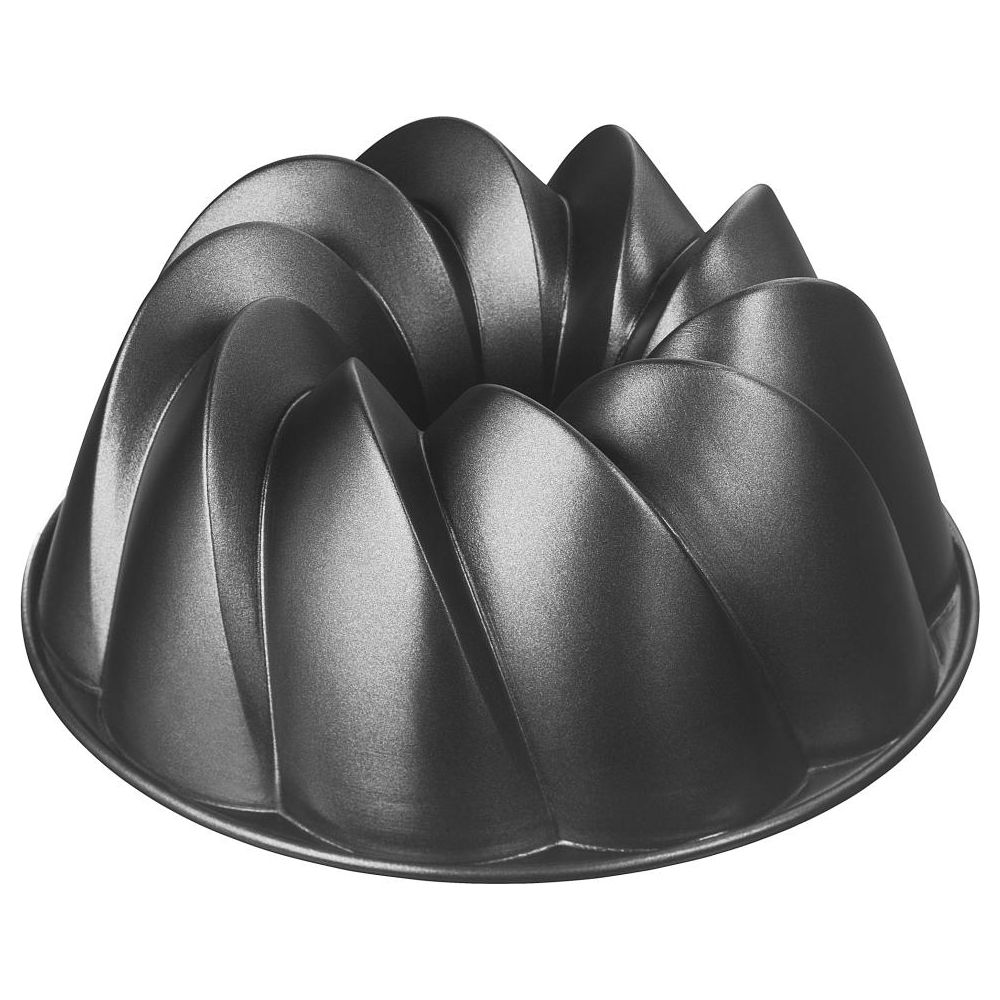 Un moule à kouglof foncé et cannelé en métal repose sur un fond blanc.