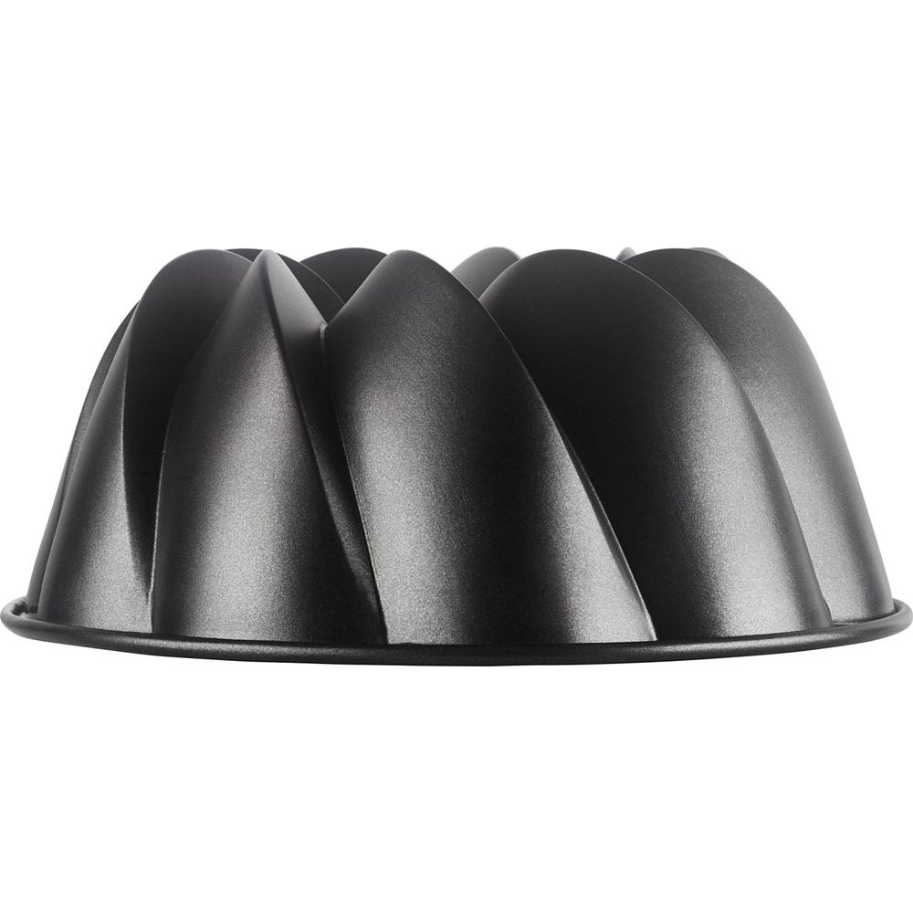 Un moule à kouglof foncé et cannelé sur fond blanc.