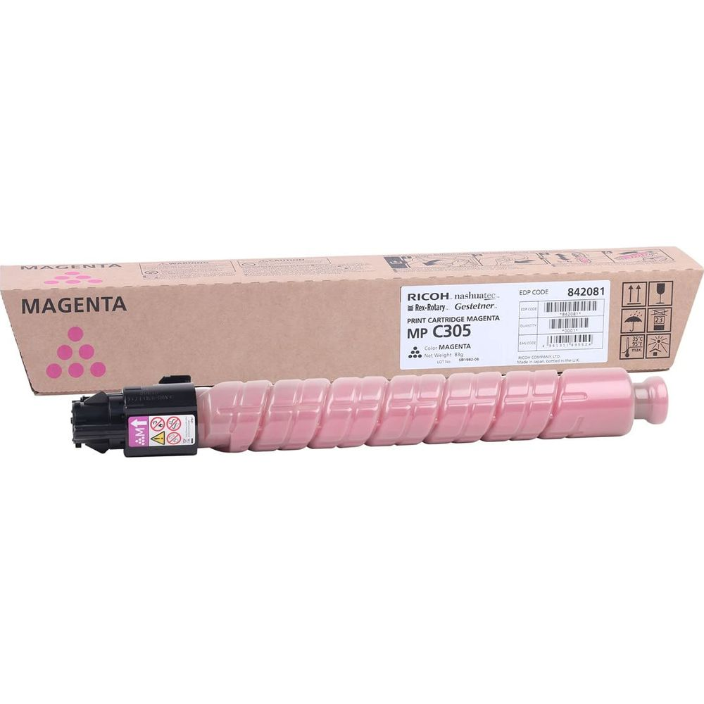 Een roze toner cartridge voor Ricoh MP C305 rust naast een open kartonnen doos.