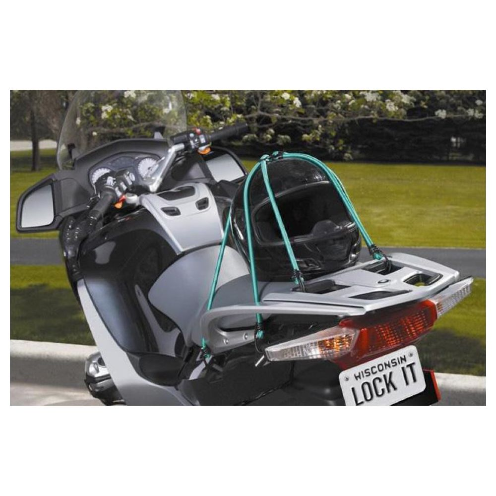 Casco nero fissato con elastici turchesi sul portapacchi posteriore.