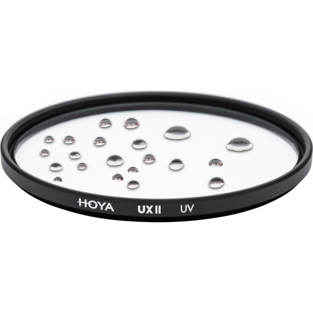Ein Hoya UXII UV-Filter mit Wassertropfen auf der Glasoberfläche.