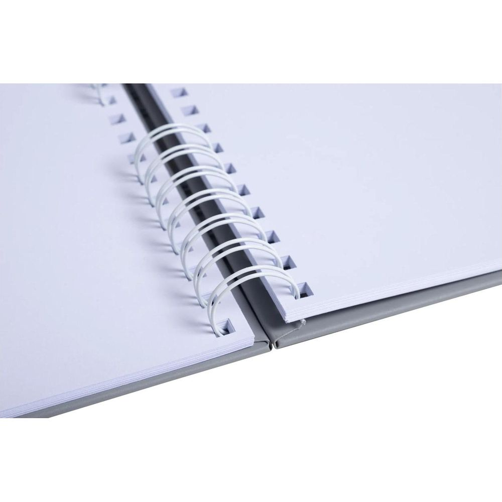 Un cuaderno abierto con espiral y páginas blancas en blanco.