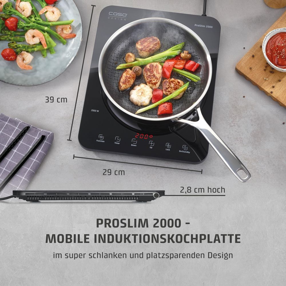 Schwarze Induktionskochplatte mit Pfanne mit Fleisch und Gemüse, Maße angegeben.