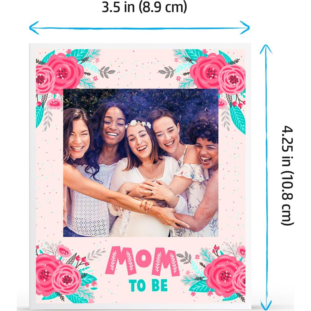 Pięć uśmiechniętych kobiet przytula ciężarną kobietę w wianku. "Mom to Be".