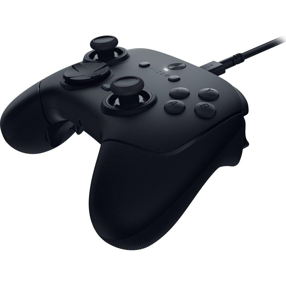 Un controller Razer nero con due joystick, pulsanti e un cavo.
