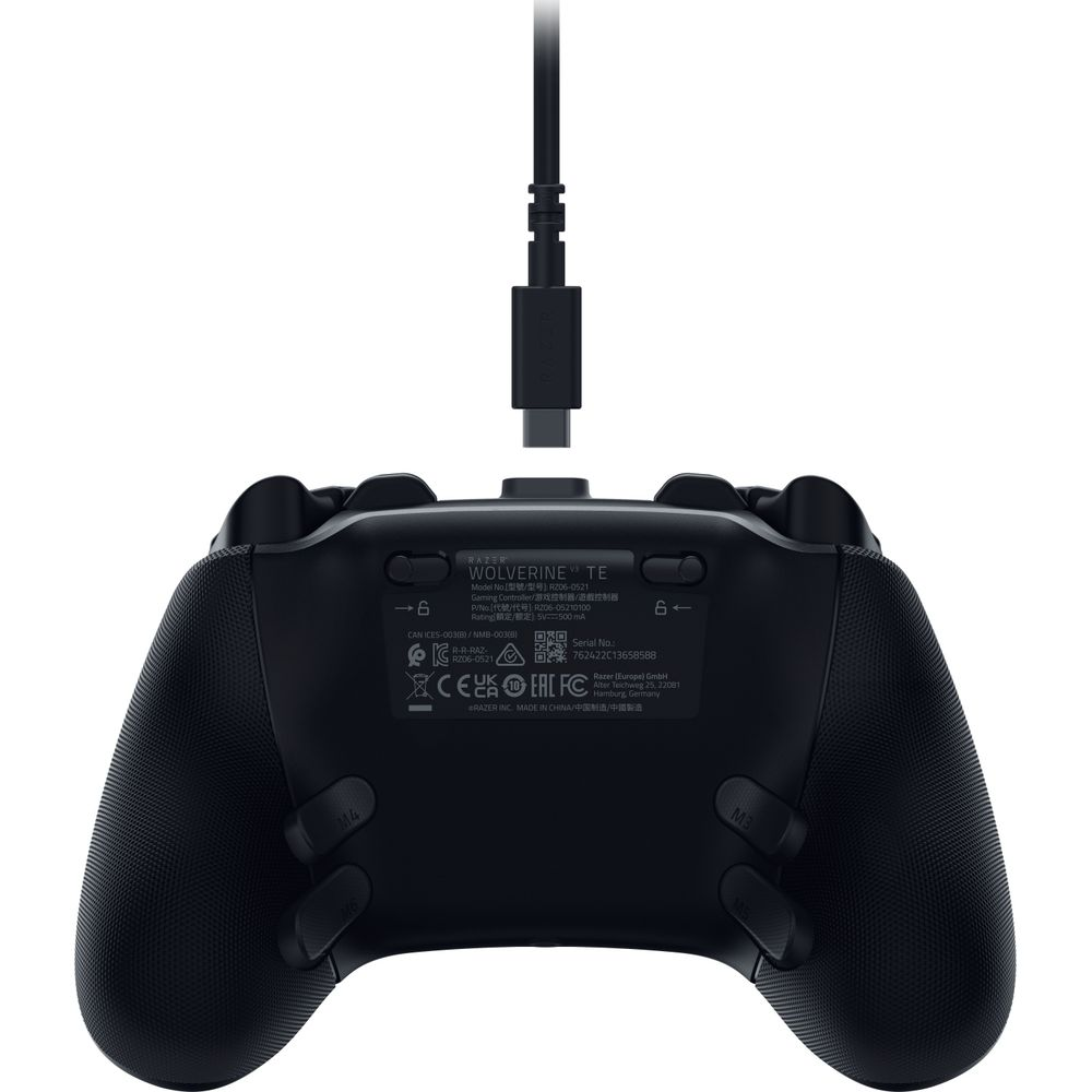 Controller da gioco nero con cavo USB-C collegato. Dettagli sul retro.