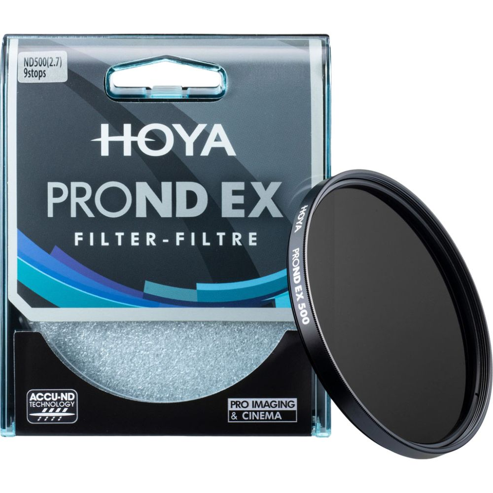 Un filtre ND Hoya PROND EX 500 dans son emballage. Le filtre est noir.