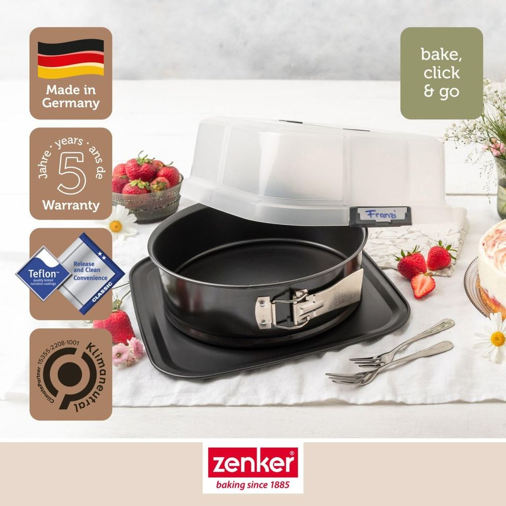 Moule à manqué Zenker avec couvercle, fraises, gâteau et fourchettes sur fond clair.