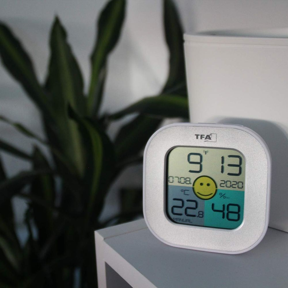 Silberner TFA-Thermometer zeigt 22,8°C, 48% Luftfeuchtigkeit, 9:13 Uhr, 7. Aug, 2020.