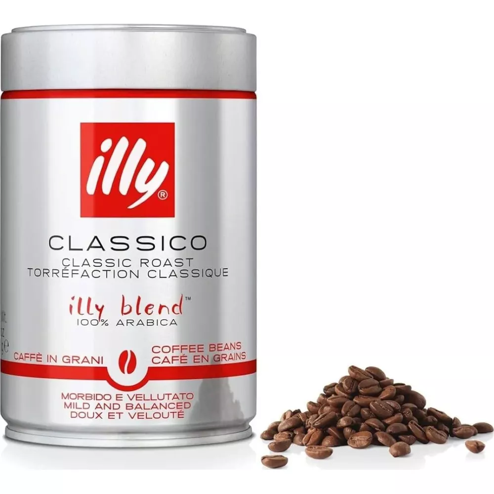 Eine Illy Classico Kaffee-Dose mit gerösteten Kaffeebohnen im Vordergrund.